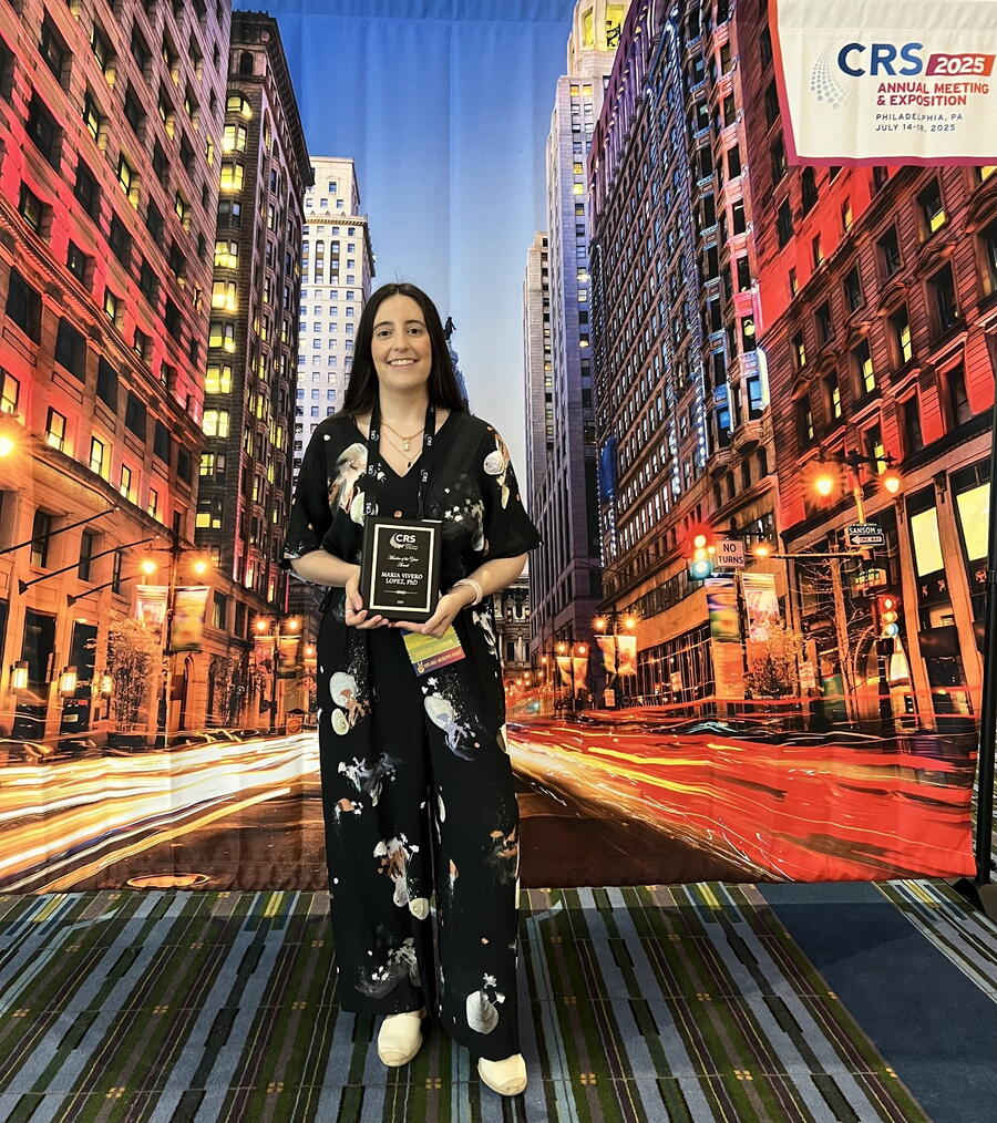 A investigadora do iMATUS posando co premio no photocall do evento