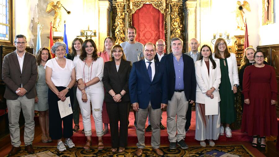 As autoridades, coas persoas premiadas e público acompañante. Foto: Santi Alvite