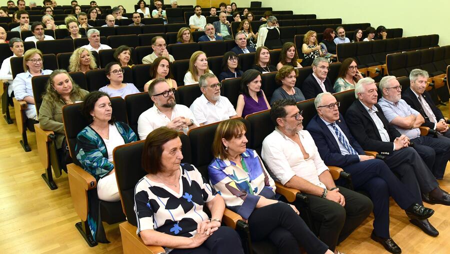 A toma de posesión contou cunha numerosa participación de membros da comunidade universitaria do centro