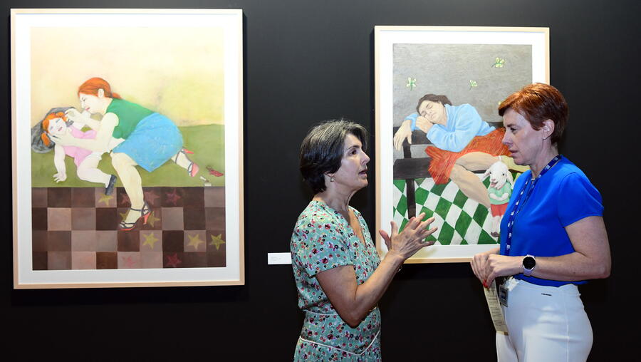 A vicerreitora (á dereita) conversa coa autora. Foto: Santi Alvite A vicerreitora (á dereita) conversa coa autora. Foto: Santi Alvite