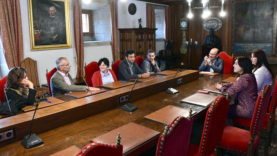 O reitor recibiu os champions de EUniWell en San Xerome. Foto: Santi Alvite