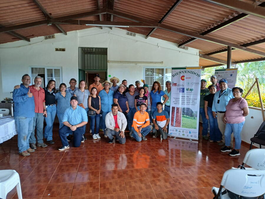 Foto de grupo das peraoas que participan no proxecto. Agustín Merino, de pé segundo pola esquerda