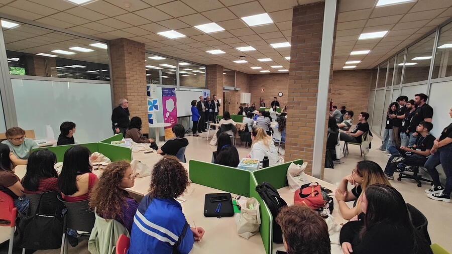 Durante os dous días do encontro, os participantes (sos ou en equipo) gozaron dunha primeira xornada de ideación con dinámicas de innovación e xeración de ideas e proxectos sostibles Durante os dous días do encontro, os participantes (sos ou en equipo) gozaron dunha primeira xornada de ideación con dinámicas de innovación e xeración de ideas e proxectos sostibles