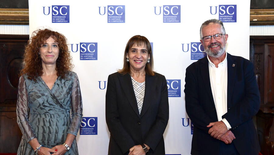 As autoridades con Esperanza Guede Teixeira, co directora da formación en protocolo da USC. Foto: Santi Alvite
