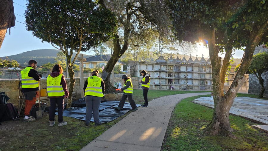 O equipo preparando o traballo no cemiterio de Santa María de Asados. Foto: Lentes Diverxentes