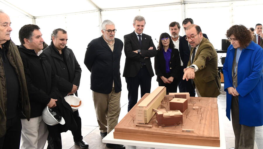 As autoridades comentando a maqueta do proxecto. Foto: Santi Alvite