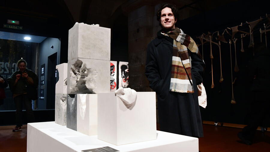 Cristian Paz co seu proxecto gañador 'O brutal acto de amar: bicos'. Foto: santi Alvite