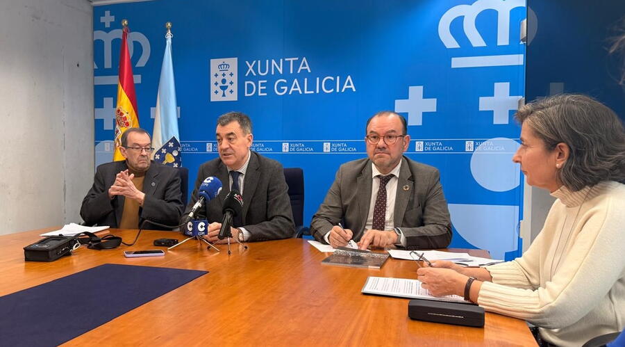 De esquerda a dereita, o secretario xeral de Universidades, José Alberto Díez de Castro; o conselleiro Román Rodríguez, o reitor Antonio López, e a delegada do reitor para o Campus Terra, Elvira López Mosquera