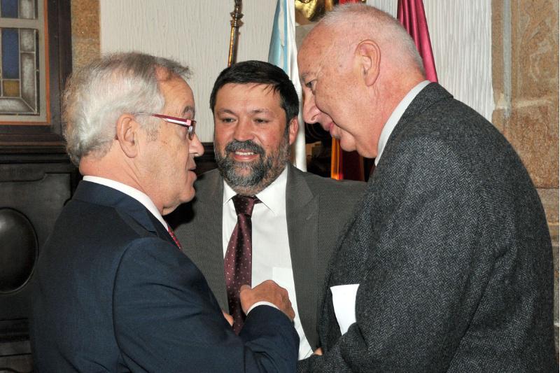 O profesor Enrique Gómez-Reino recibiu de mans do ministro de Xustiza o título da Cruz Distinguida de 1ª Clase da Orde de San Raimundo de Peñafort