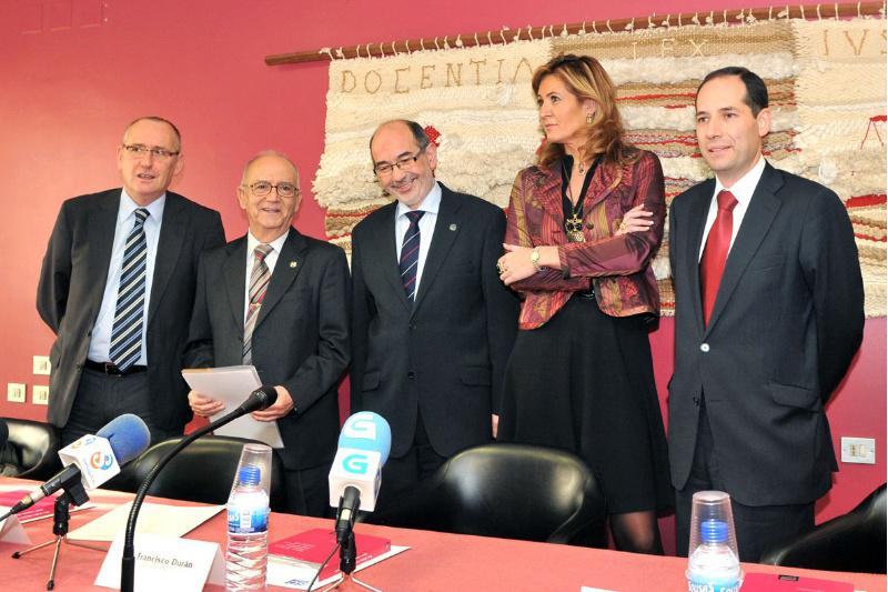 O profesor Francisco Puy recibiu a homenaxe da Facultade de Dereito
