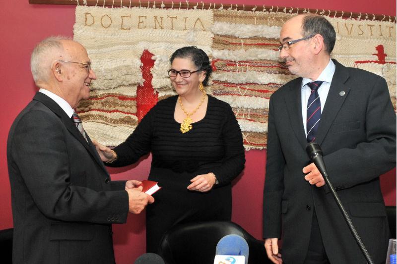 O profesor Francisco Puy recibiu a homenaxe da Facultade de Dereito