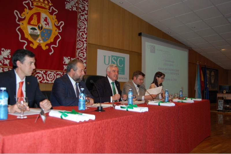O reitor Juan Viaño despide a primeira promoción de graduados en Nutrición Humana e Dietética da USC