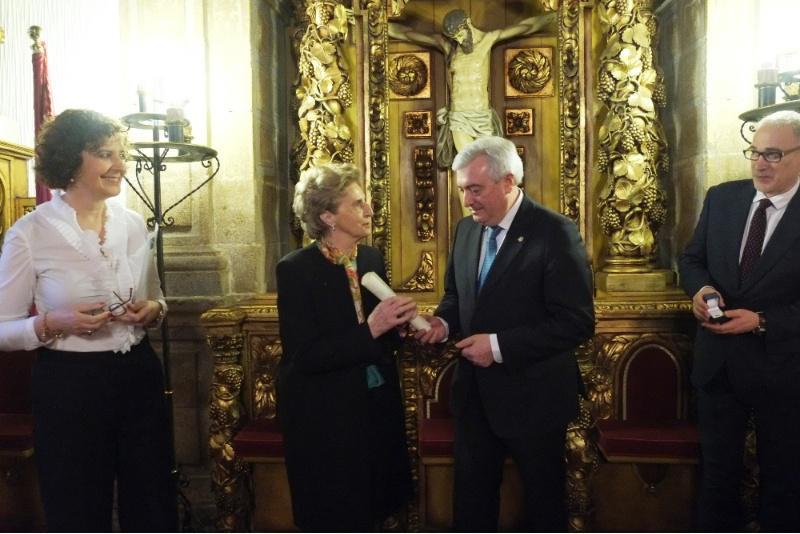 O reitor impúxolle a Insignia de Ouro da USC á profesora Teodora Torres