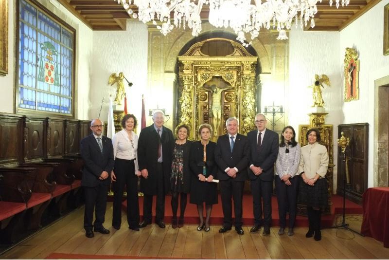 O reitor impúxolle a Insignia de Ouro da USC á profesora Teodora Torres