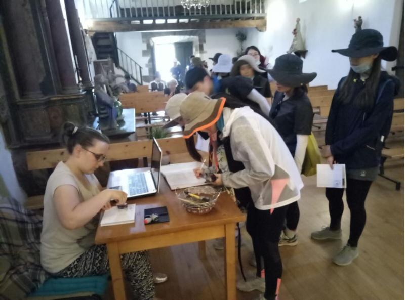 Alumnado coreano remata un curso sobre o Camiño de Santiago realizando o traxecto dende O Cebreiro