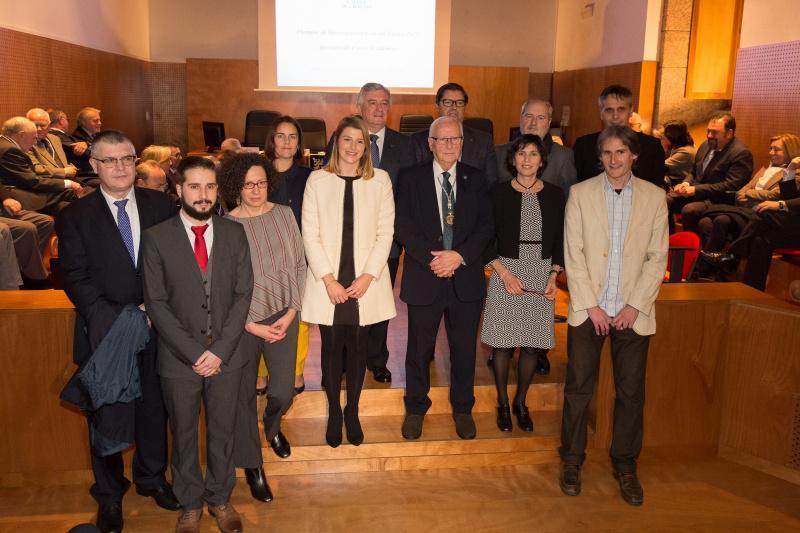 A investigadora María Aymerich recolleu o premio Ernesto Viéitez da Academia Galega de Ciencias