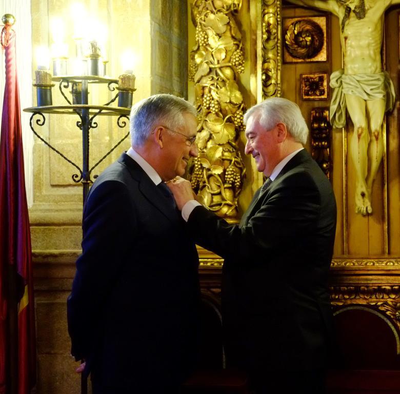 O profesor García Iglesias recibiu a Insignia de Ouro da USC