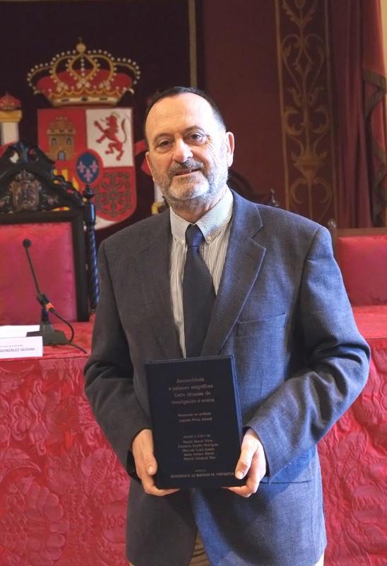 O profesor Augusto Pérez Alberti recibe o recoñecemento de discípulos e compañeiros