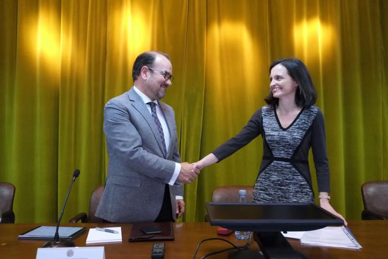 A profesora Elena López Lago tomou posesión como decana da Facultade de Física