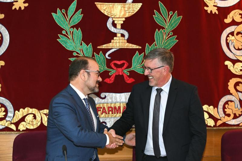 Francisco Otero Espinar toma posesión como decano de Farmacia, “un dos buques insignias das ciencias da saúde na USC”