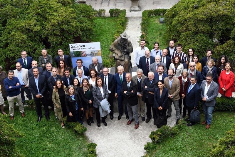 Unha mostra no Colexio de Fonseca percorre os maiores fitos da historia da química aplicada e as contribucións de Galicia