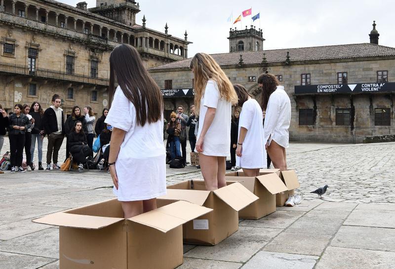 Alumnado de Ciencias da Educación aborda a construción do xénero a través de performances na rúa