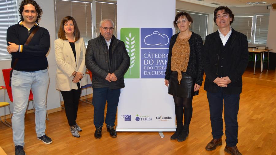 De esquerda a dereita, Fernando Almedia, Ángeles Romero, Manuel Dacunha, Montserrat Valcárcel e Santiago Pereira, no edificio Cactus de Lugo