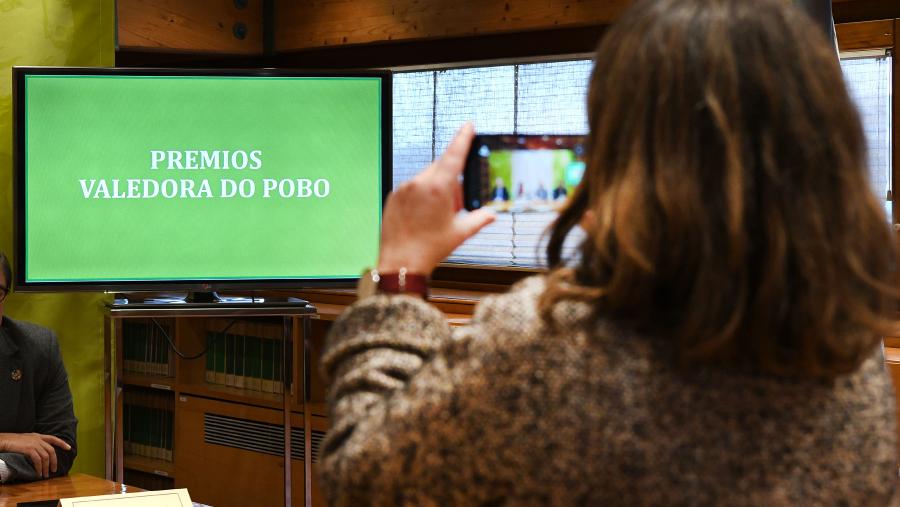 Os tres reitores asinaron un convenio coa Valedora para a creación dos premios