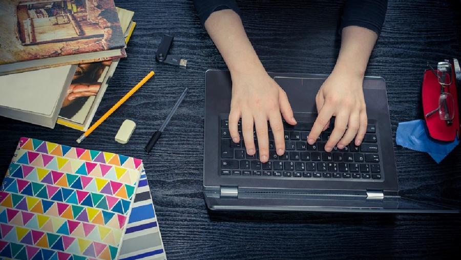 O 41% dos proxenitores informa de que os menores conéctanse diariamente. FOTO: Pixabay