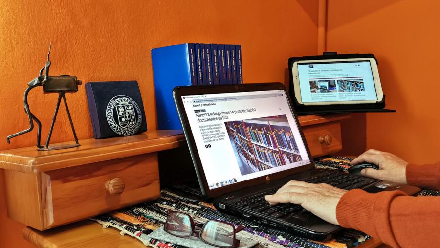 Unha persoa, no seu portátil. Foto: Santi Alvite