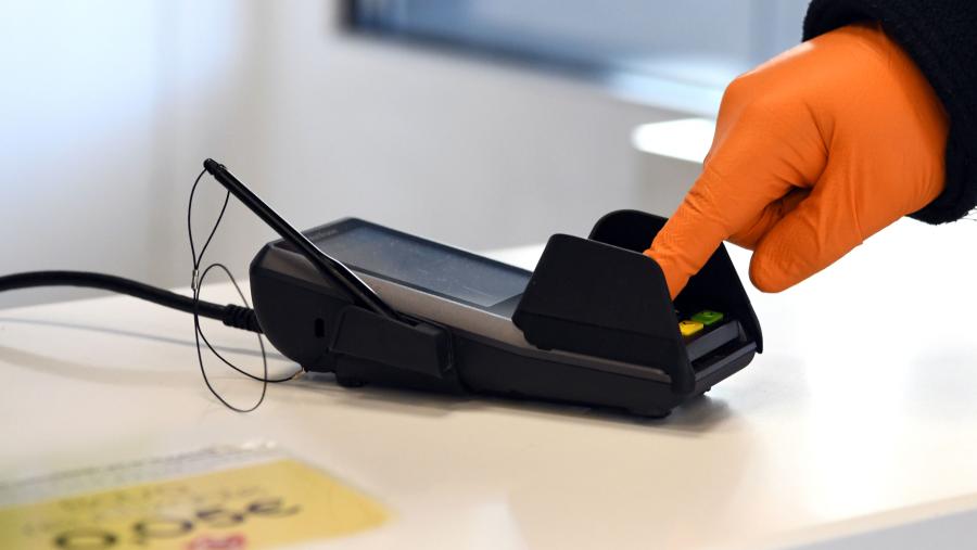 De usar luvas, deben lavarse as mans antes de poñelas e despois de retiralas. FOTO: Santi Alvite