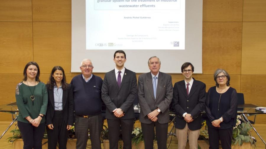 Andrés Pichel, no centro da imaxe, posa cos membros do tribunal e cos directores da tese