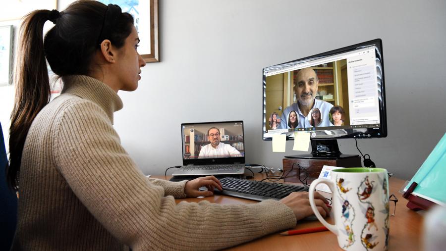 Alumna participando nos encontros virtuais na Zona USC. FOTO: Santi Alvite