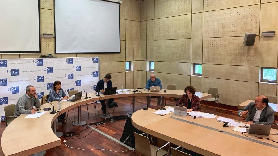 Os membros do Consello de Goberno que participaron de xeito presencial mantiveron a distancia de seguridade que recomendan as autoridades sanitarias. O resto dos membros tomaron parte en remoto