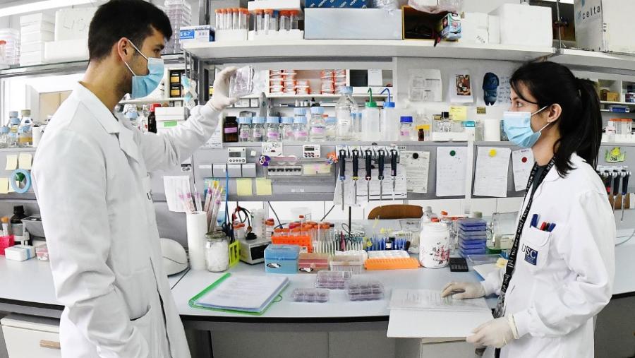 Dous investigadores nun laboratorio da USC. Foto: Santi Alvite