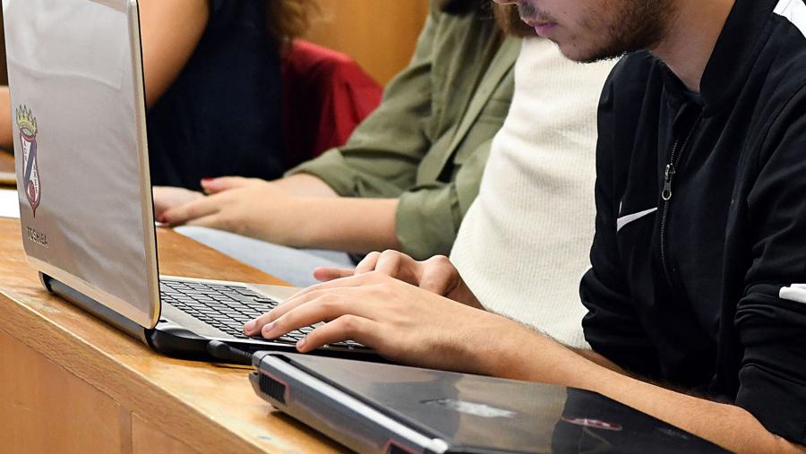 A USC adoptou dende o primeiro momento medidas para garantir o acceso igualitario de todo o seu alumnado á docencia virtual así como á avaliación en liña. FOTO: Santi Alvite