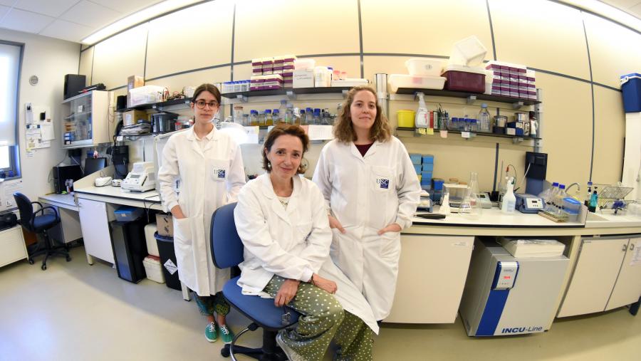 Ana Parga, Ana Otero e Andrea Muras, científicas do grupo Aquabiotech da USC, son as responsables da investigación