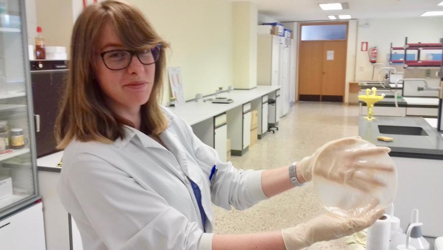 Patricia Cazón Díaz, coa película de celulosa nas mans nun laboratorio do Campus de Lugo da USC