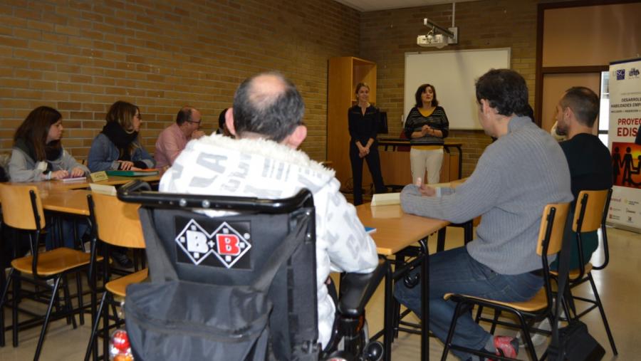 Cabarcos e Valcárcel, de pé, na sesión de benvida ao alumnado do proxecxto Edison