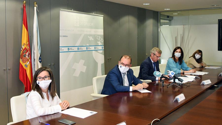 No acto tomaron parte, de esquerda a dereita, a vicerreitora Mar Lorenzo, o reitor Antonio López, o vicepresidente Alfonso Rueda, a directora xeral de Avaliación e Reforma Administrativa, Natalia Prieto; e a directora de Woman Emprende, Eva López Barrio. FOTO: Santi Alvite