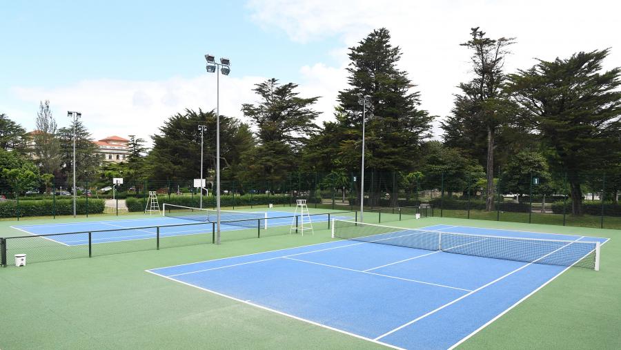 No caso do tenis, na pista respectarase a distancia mínima de dous metros. FOTO: Santi Alvite
