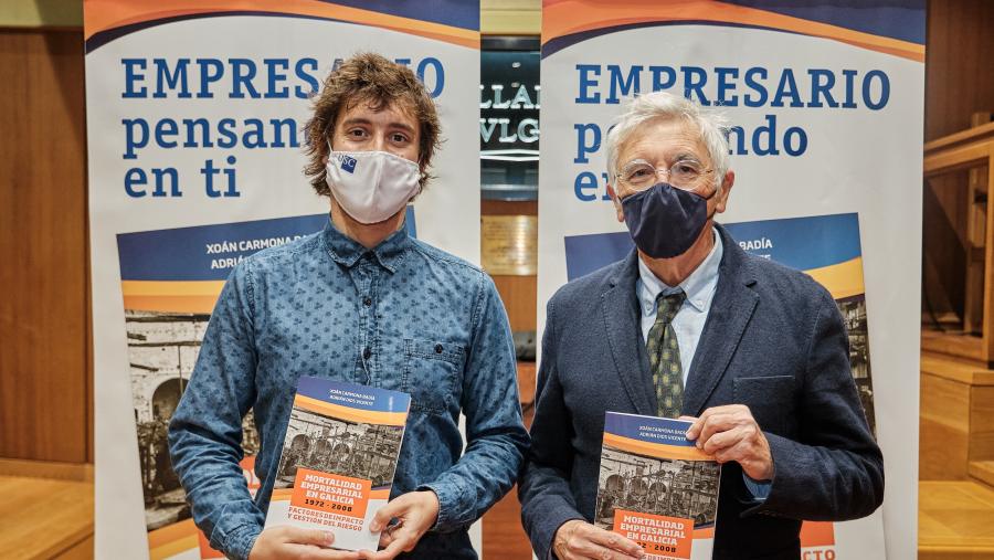 Adrián Dios (esquerda) e Xoán Carmona (dereita) son os responsables do informe