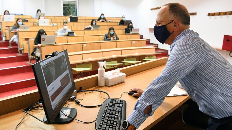 Os proxectos a seleccionar estarán contextualizados na situación particular de cada Centro. FOTO: Santi Alvite