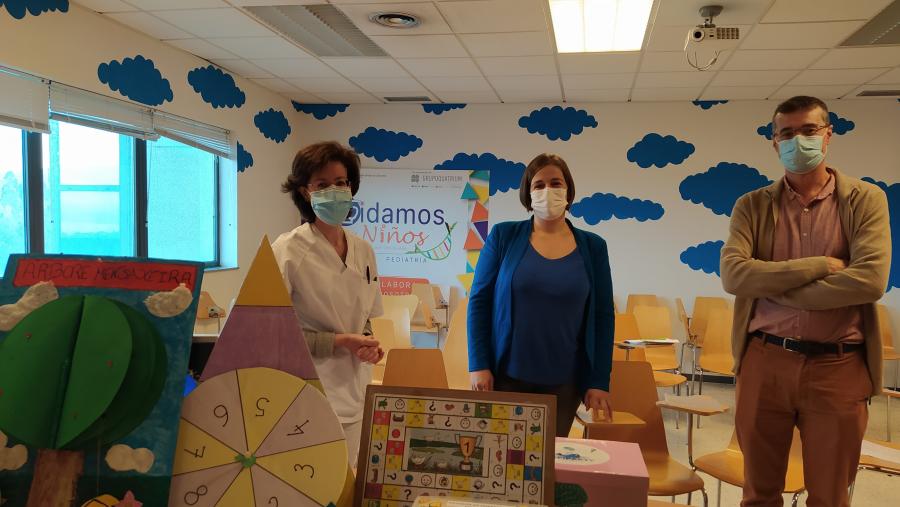 Os profesores Yésica Teijeiro (no centro da imaxe) e Jesús Rodríguez fan entrega dos materiais didácticos ao CHUS 