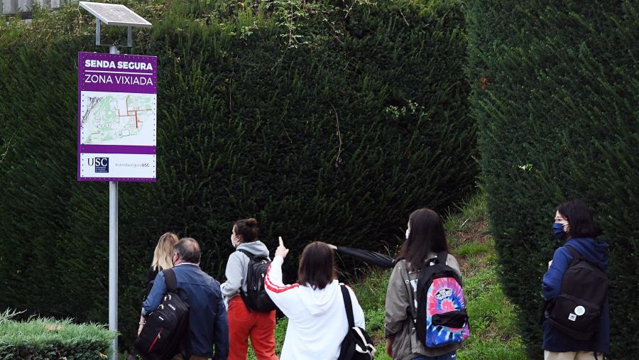 Parte do alumnado que se someteu á PCR non se atopaba en Compostela, feito que os obrigou a desprazarse expresamente dende os seus domicilios para efectuar a proba. FOTO: Santi Alvite