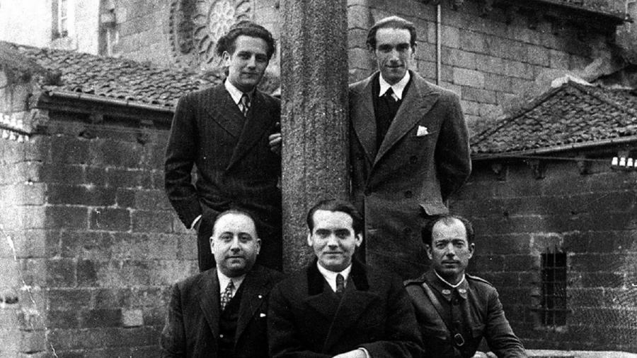 Lorca, no centro, con outros compañeiros nunha das súas viaxes por Galicia