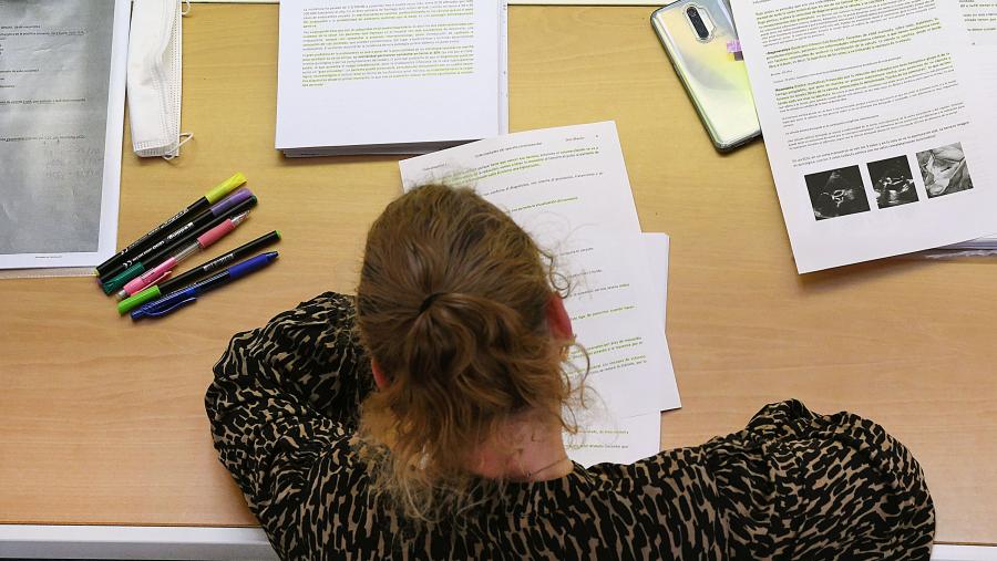 Estudante na biblioteca. Foto: Santi Alvite