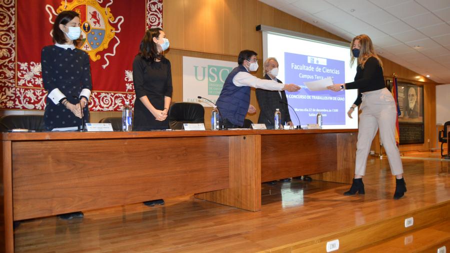 Sonia Boado recolle o premio de mans de Francisco Fraga en presencia de María González, Ana Piñeiro e Jorge Rivera