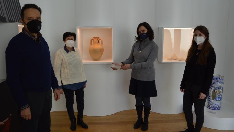 De esquerda a dereita, Varela Zapata, Dopico Caínzos e dúas restauradoras de Viladonga, diante da ánfora recuperada