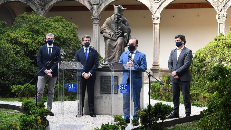 De esquerda a dereita, Alfonso Rueda, Alberto Núñez Feijóo, Antonio López e Javier Ferreira, no claustro de Fonseca. FOTO: Santi Alvite